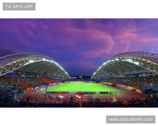 云南玉昆主场暴雨突至,比赛短暂中断