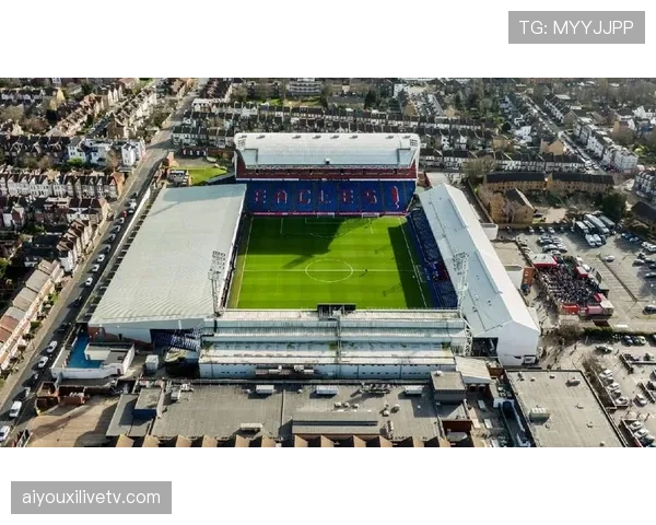 报道：为提供更佳转播画面，塞尔赫斯特公园球场拆除影响机位的部分广告挡板